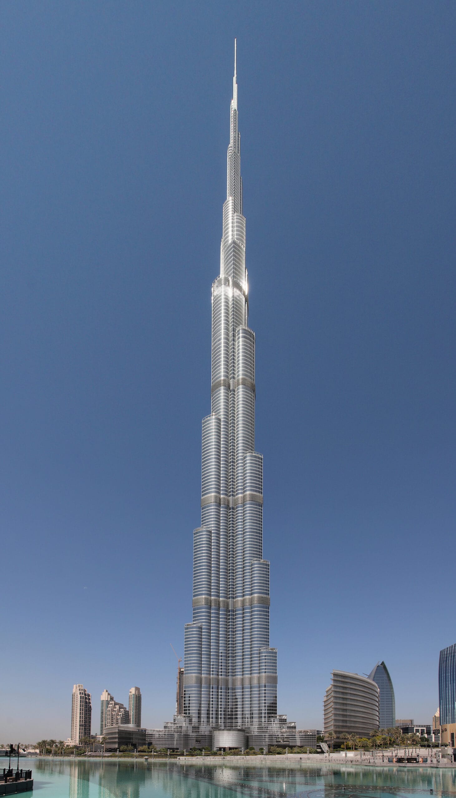 Cities Zone – At 828 m, the Burj Khalifa in Dubai is the tallest building in the world. | Image: Donaldytong/Wikimedia